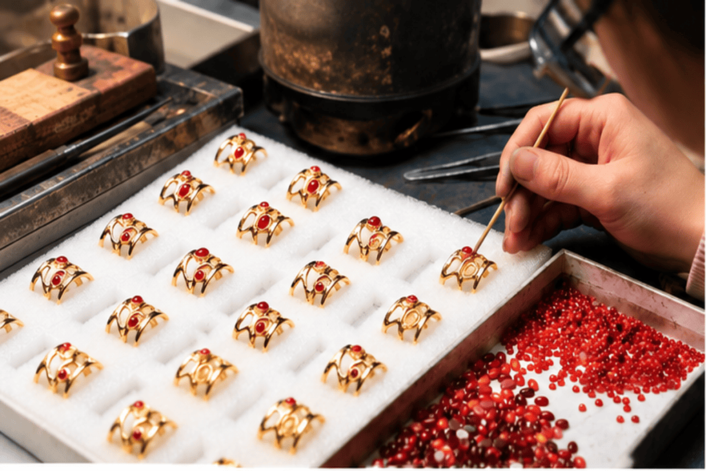 Sieradenproductieproces in een sieradenwerkplaats