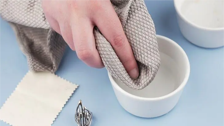 Cleaning stainless steel jewlery with soap and water