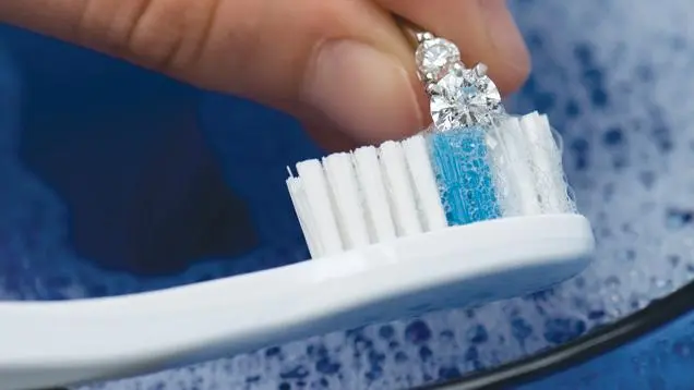 Toothpaste for stainless steel jewelry cleaning