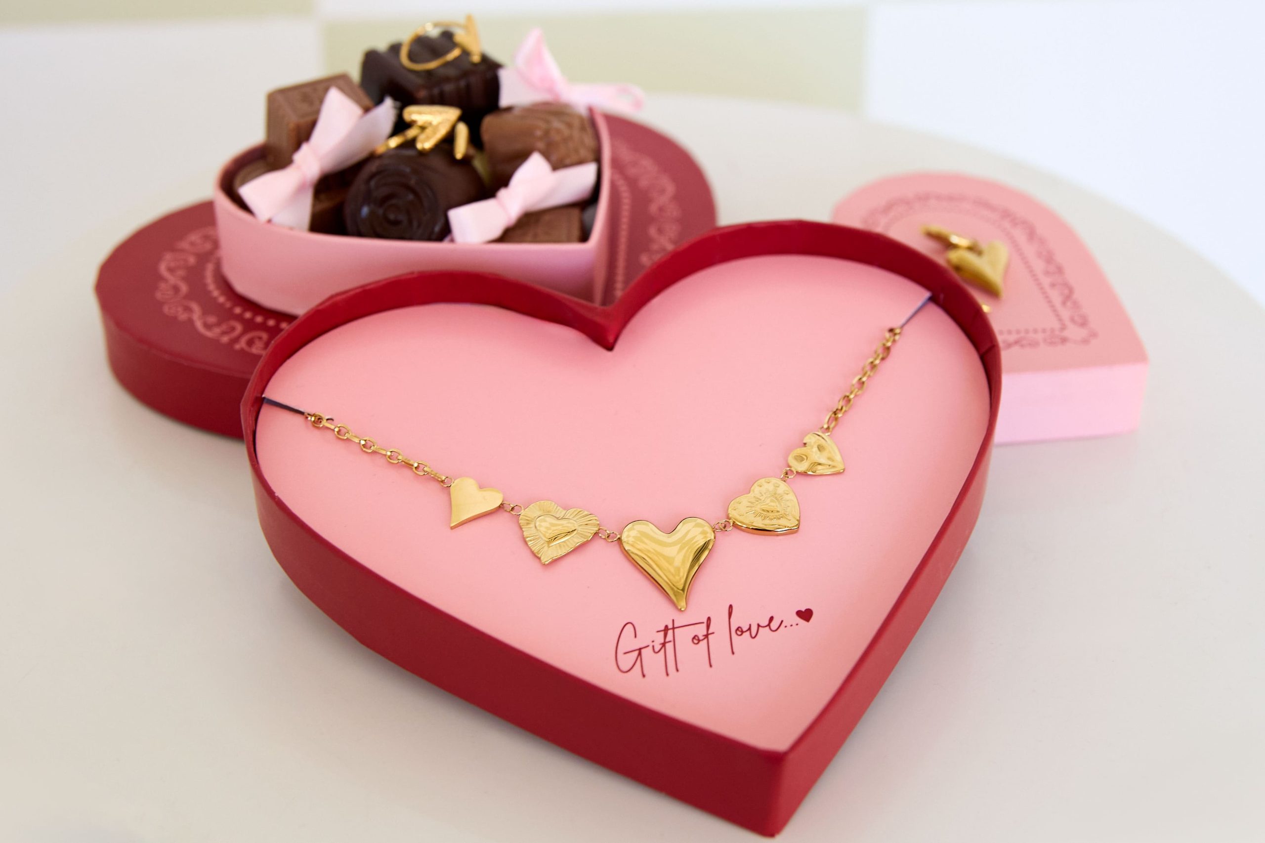 Valentine’s Day Gold Heart Jewelry Set – Multi-Heart Charm Necklace in Heart-Shaped Gift Box, Perfect for Romantic Gifting