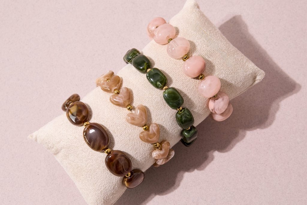 Set von 4 Perlenarmbändern (rosa, grün, braun, Herzform) – B2B Großhandels-Mode-Schmuck