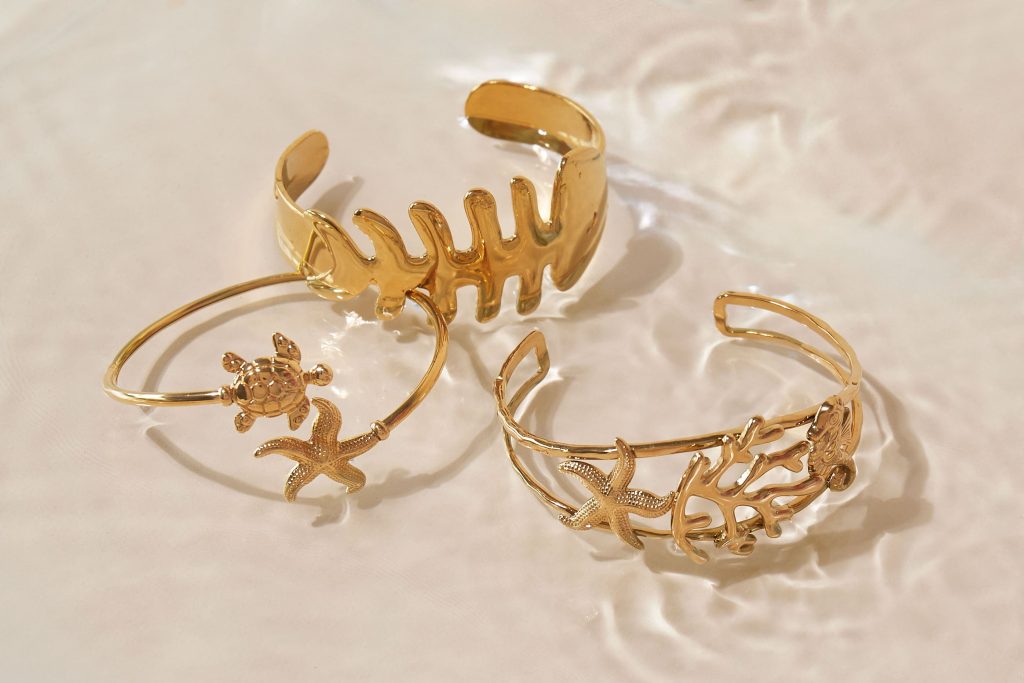 Goldene Küsten-Offenbügel-Armband Set – Schildkröte, Seestern & Korallen-Inspirierte Armbänder, Sommerstrand Damen-Schmuck