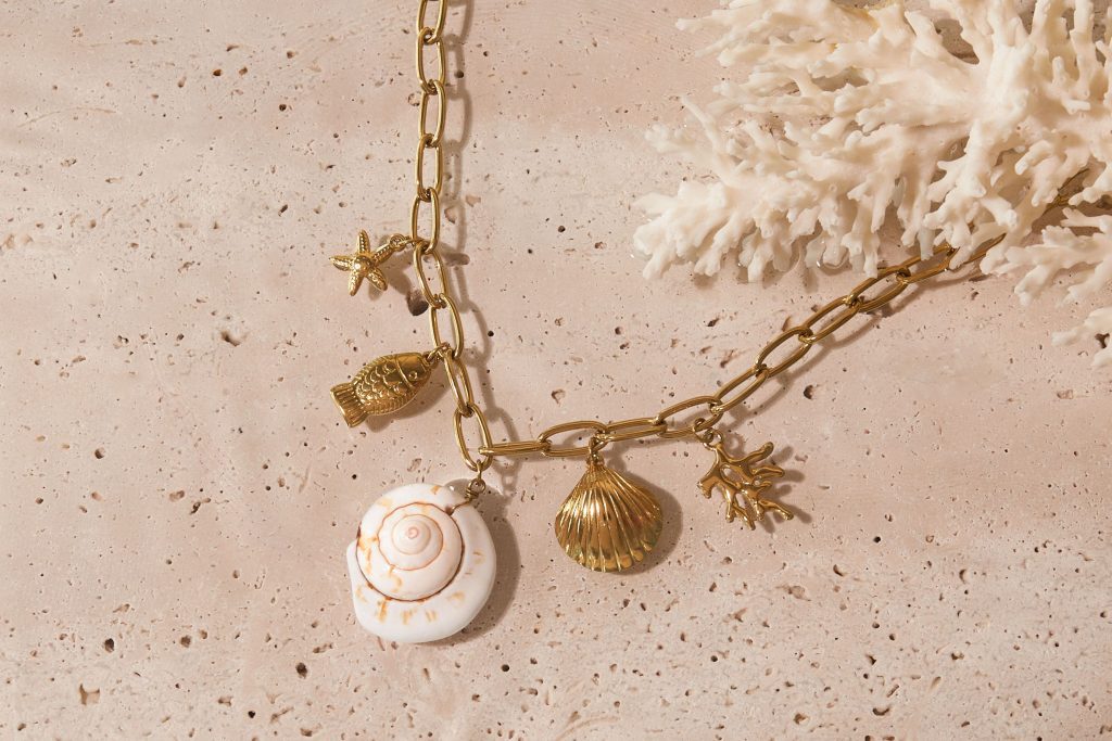 Goldene Nautische Amulett-Halskette – Seestern, Fisch, Muschel & Korallen Anhänger an Dicker Kette, Küsten Trend-Schmuck