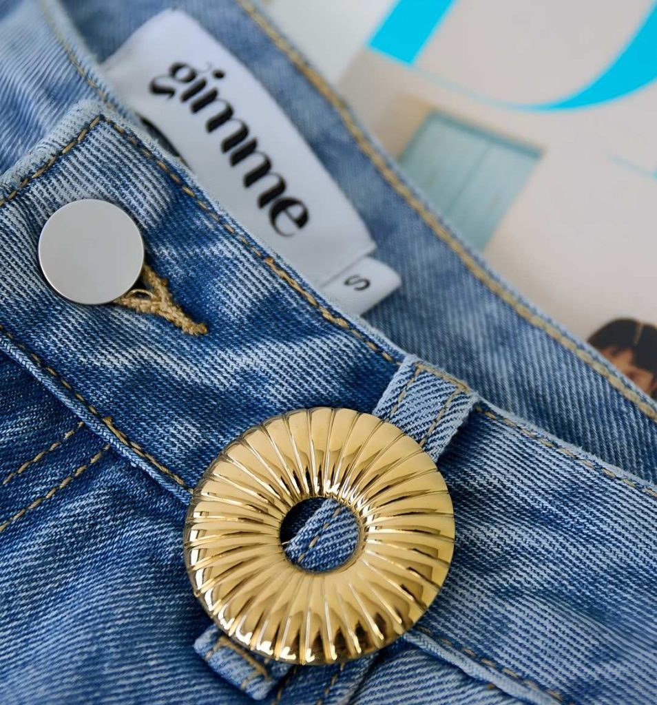 Brooch hairpin circle with a striped pattern