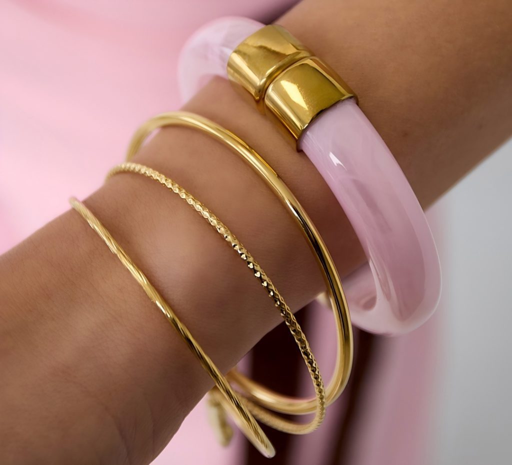 Chunky bangle with gold details