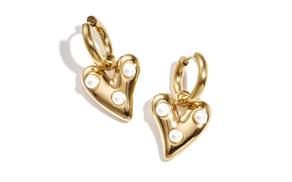 Hoop earrings with hanging heart and pearls