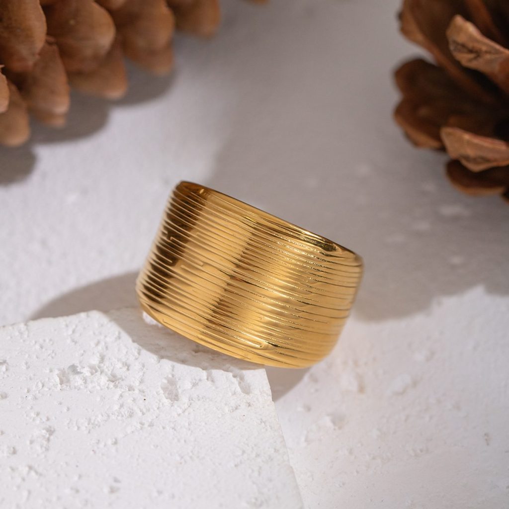 Minimalist ring with stripes