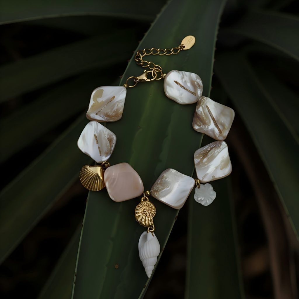 Bracelet with shells and sea charms beige